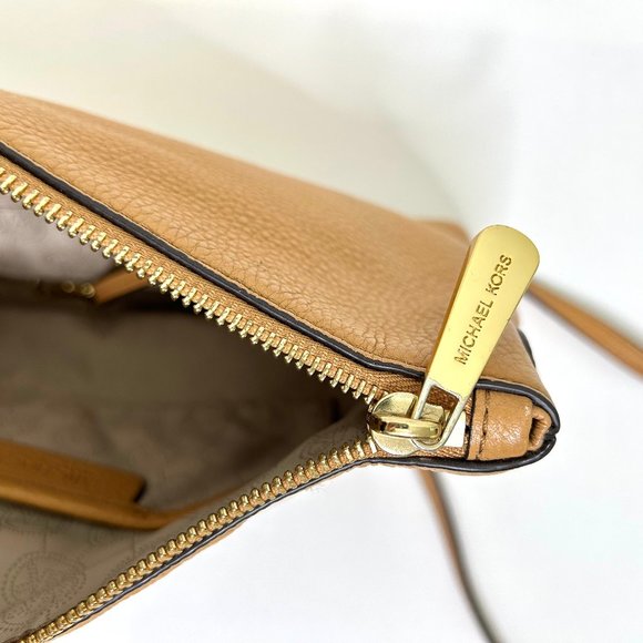 Michael Kors East West Crossbody in Camel Pebbled Leather and Gold Chain - Picture 11 of 15